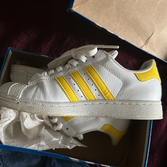 Yellow and white shell toe adidas. Slightly worn. In great condition - Picture 3 of 3